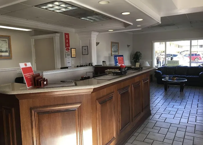 Econo Lodge Inn & Suites Central