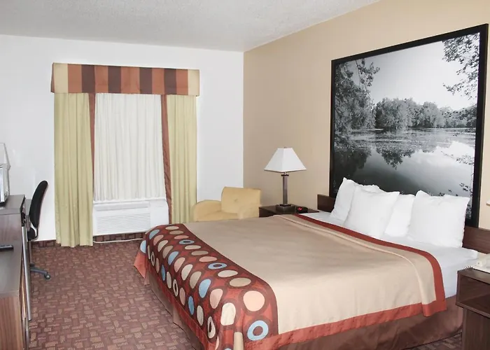 Super 8 By Wyndham Three Rivers
