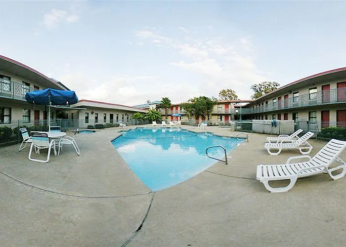 Econo Lodge Inn & Suites