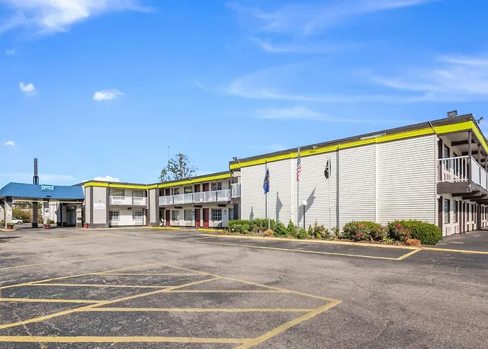 Econo Lodge Inn & Suites