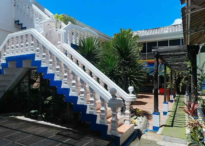 Reddoorz Plus @ Castle Chateau Iloilo