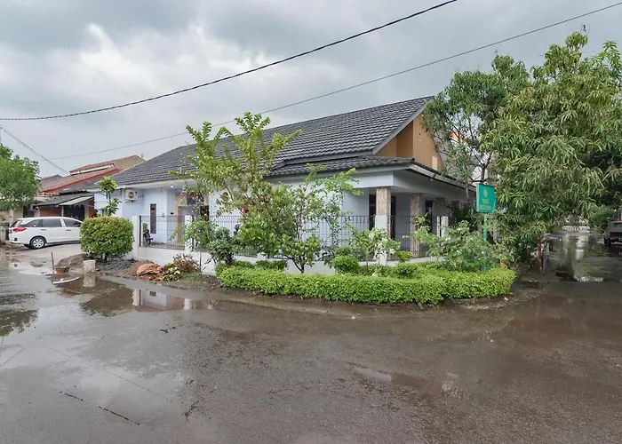 The Lima Guest House Syariah Mitra Reddoorz