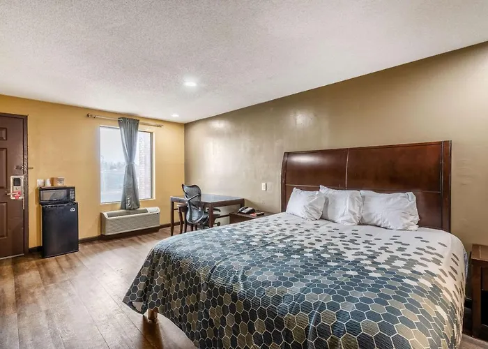 Econo Lodge Inn & Suites