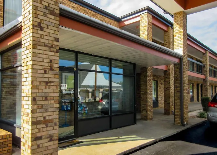 Econo Lodge Inn & Suites