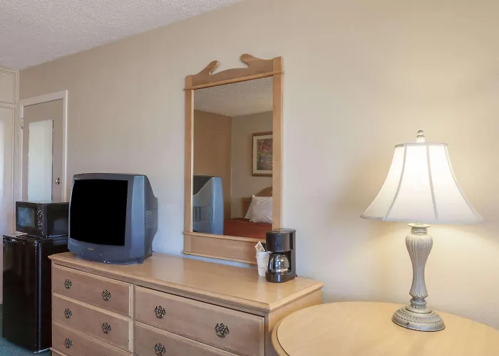Howard Johnson By Wyndham Bakersfield