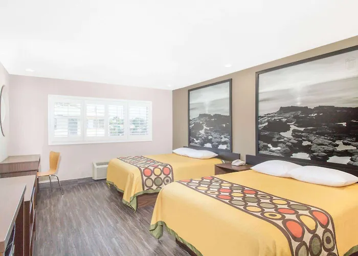Super 8 By Wyndham National City Chula Vista