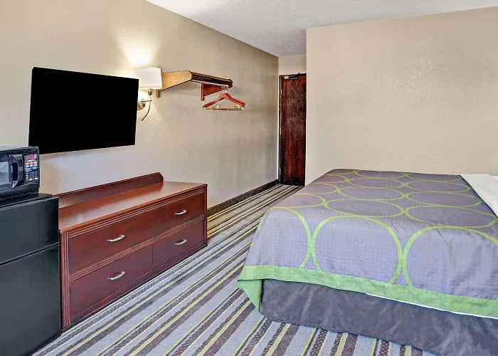 Super 8 By Wyndham Roseville/Detroit Area