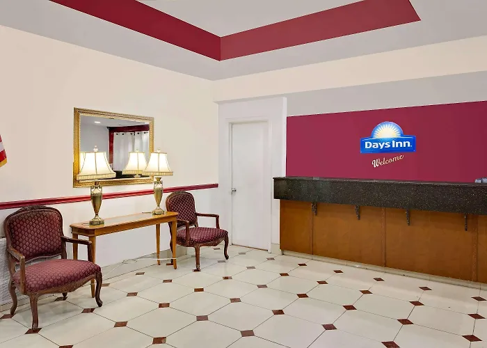 Days Inn & Suites By Wyndham Starkville