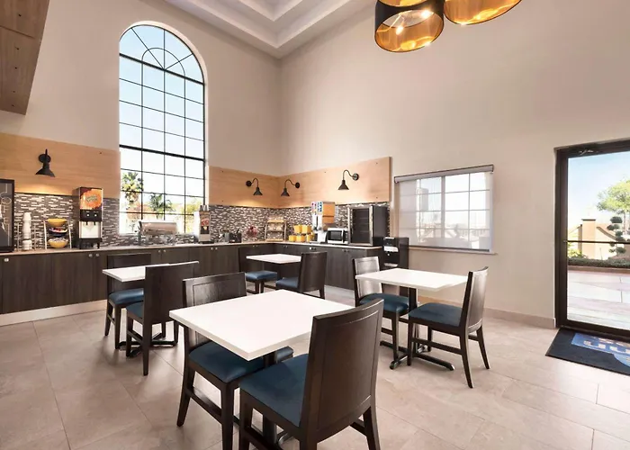Days Inn & Suites By Wyndham Houston Hobby Airport