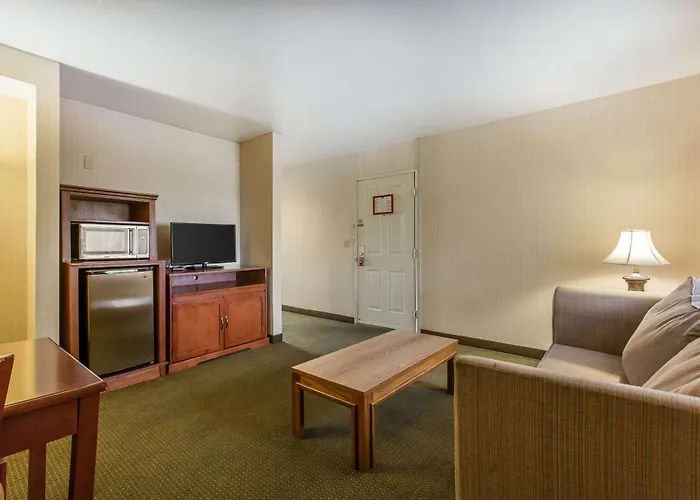 Econo Lodge Inn & Suites Riverside - Corona