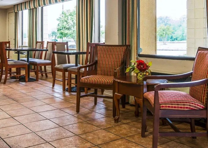 Econo Lodge Inn & Suites Columbus Near Fort Benning