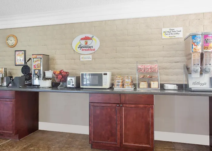 Super 8 By Wyndham Austell/Six Flags