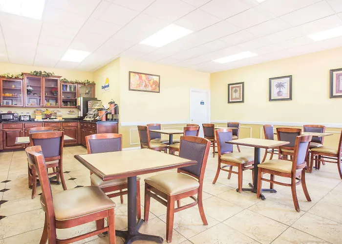 Days Inn & Suites By Wyndham Swainsboro