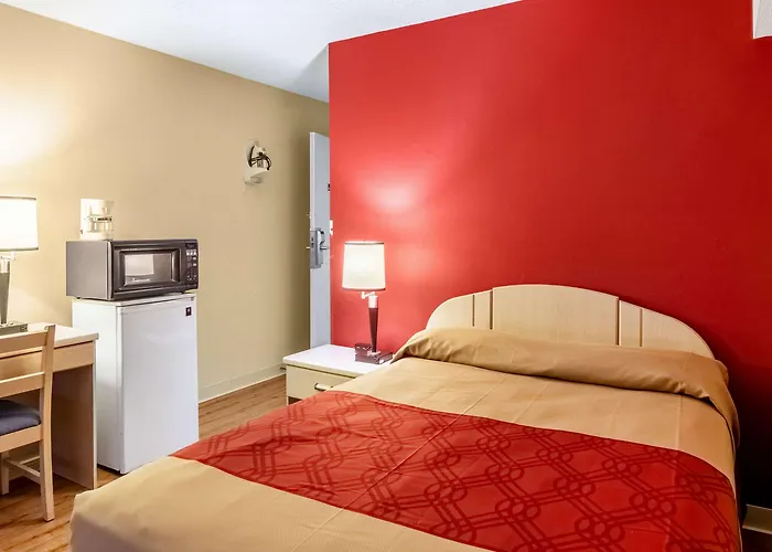 Econo Lodge East
