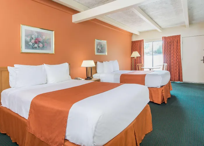 Days Inn By Wyndham St. Louis North