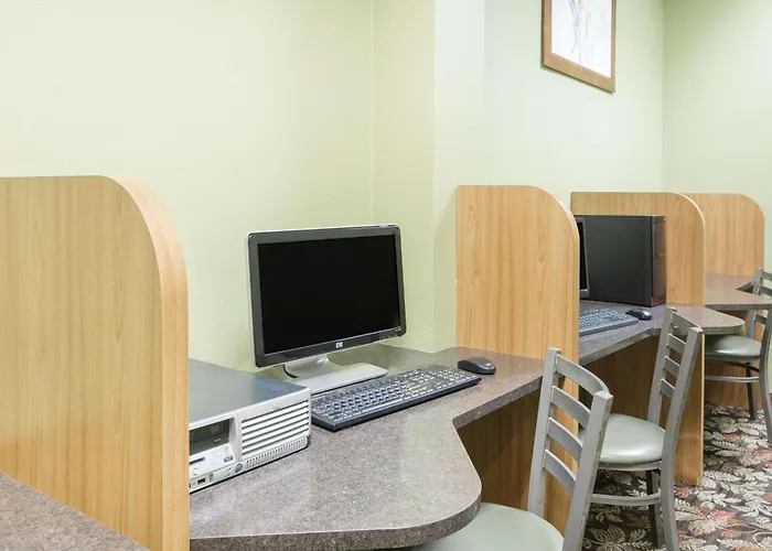 Ramada By Wyndham Des Moines Tropics Resort & Conference Ctr