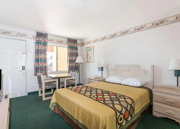 Super 8 By Wyndham Cottonwood