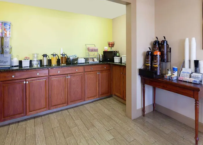 Super 8 By Wyndham Clarksville Northeast