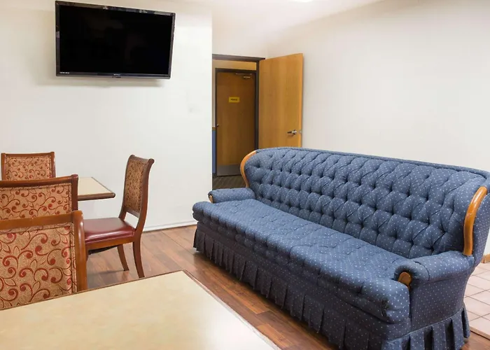 Super 8 By Wyndham Monmouth Il