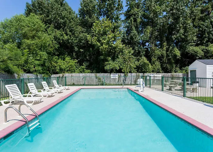 Super 8 By Wyndham Statesboro