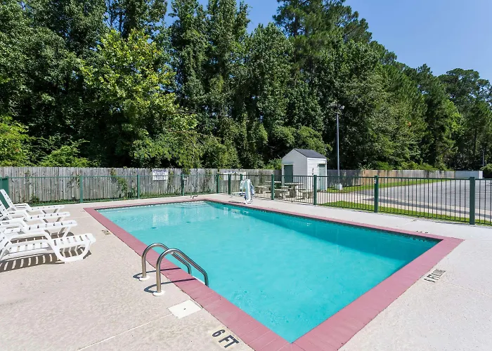 Super 8 By Wyndham Statesboro