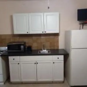 Hallandale Beach Motel With Free Parking And Full Kitchen ! No Extra Fees! Accepting Cash!