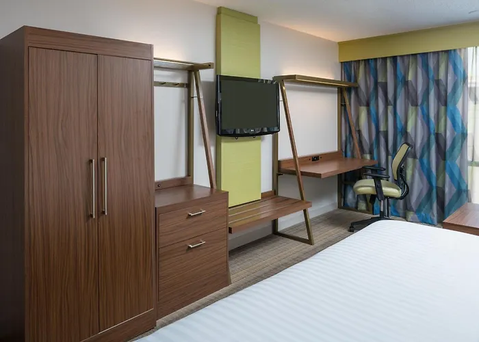 Holiday Inn Express & Suites Springfield By Ihg