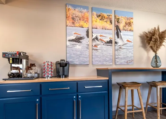 Hilltop Inn & Suites