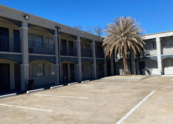 Howard Johnson By Wyndham Historic Lake Charles