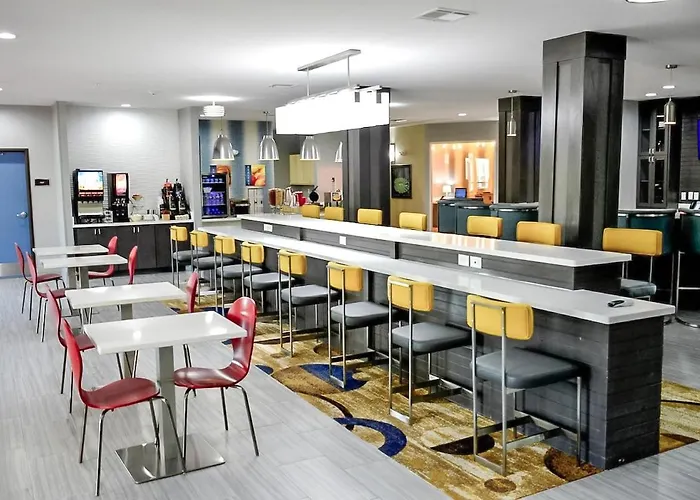 Del-Mar Airport Inn & Suites