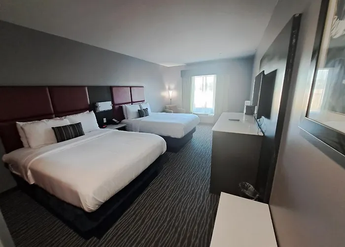 Del-Mar Airport Inn & Suites