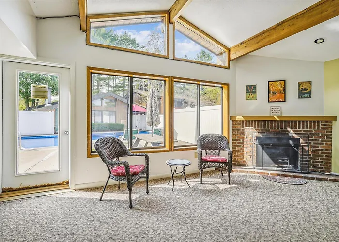 207 Cedarbrook Queen Studio