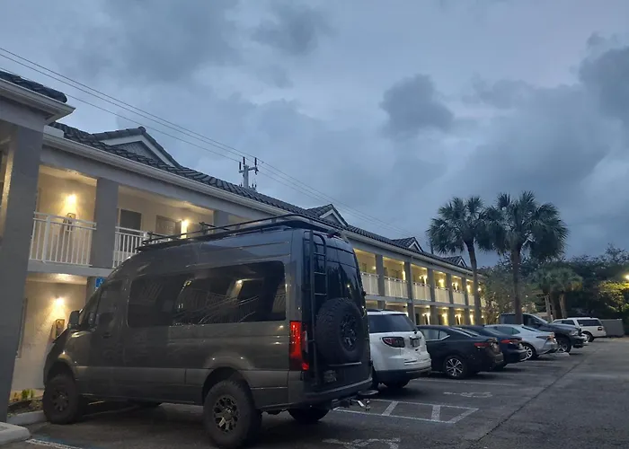Super 8 Motel By Wyndham Near Fort Lauderdale Arpt