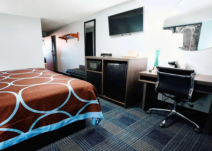 Super 8 By Wyndham Pueblo