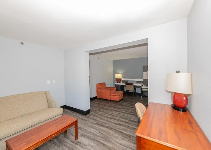 Jamestown Inn & Suites