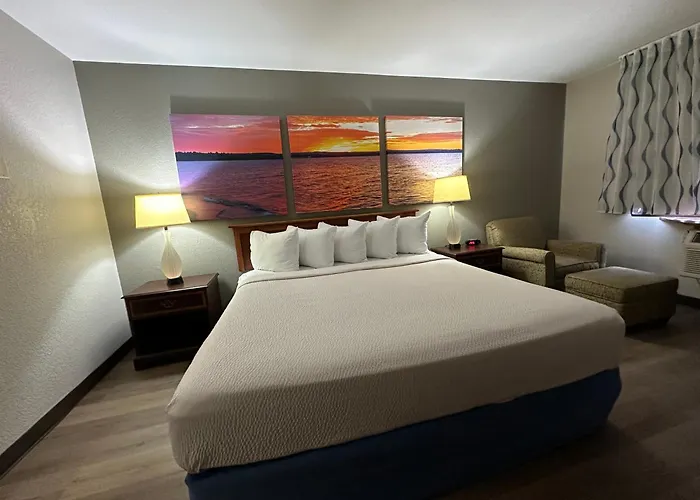 Days Inn & Suites By Wyndham Stevens Point