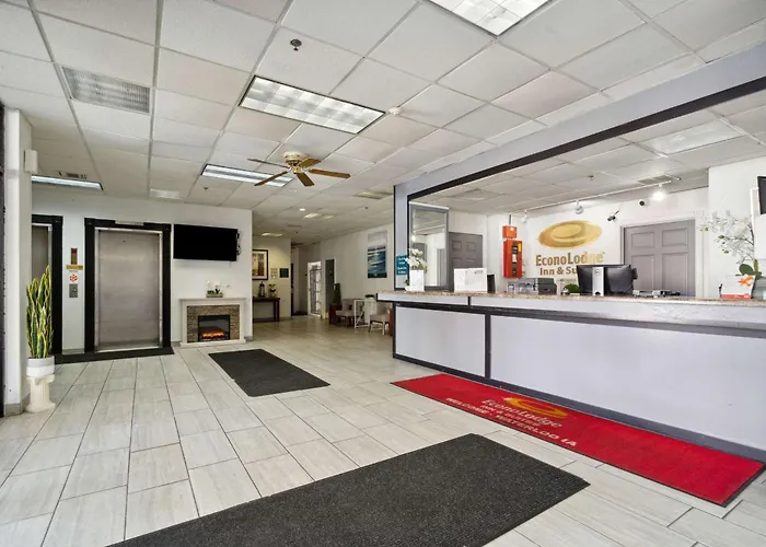 Econo Lodge Inn & Suites Waterloo Downtown