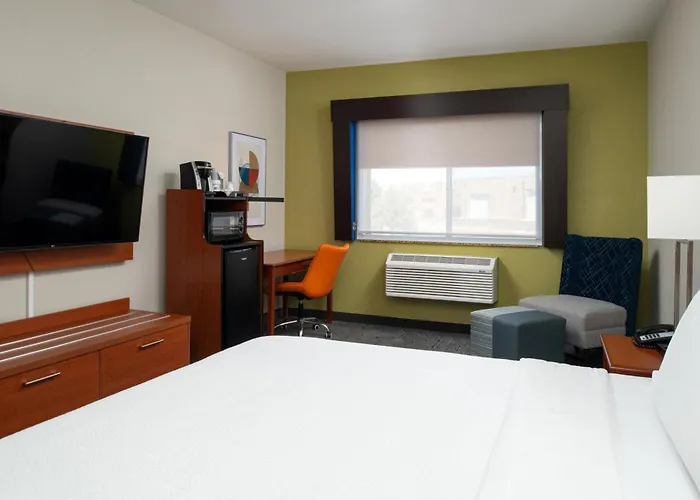Holiday Inn Express & Suites Farmington Bloomfield By Ihg