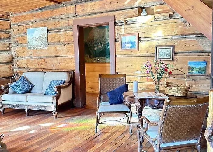 Rustic Beaverfoot Lodge Room N4