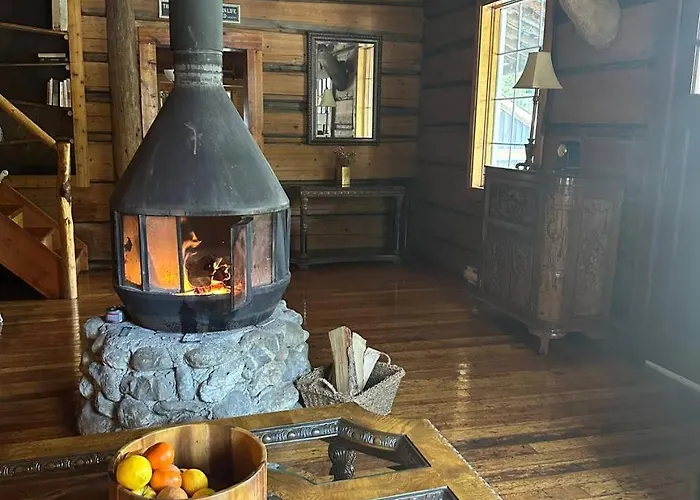 Rustic Beaverfoot Lodge Room N3