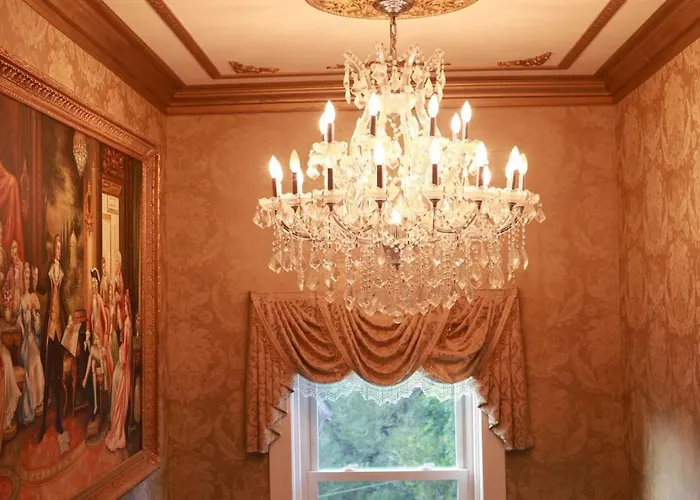 Chateau Connellsville Art Deco Suite