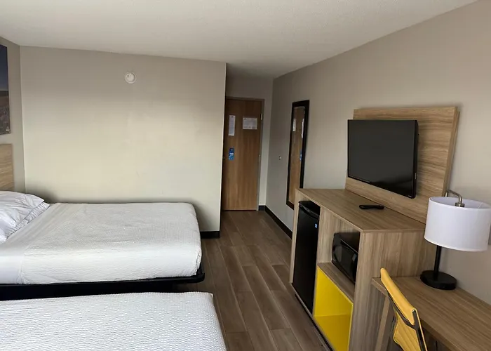 Days Inn By Wyndham Muncie -Ball State University