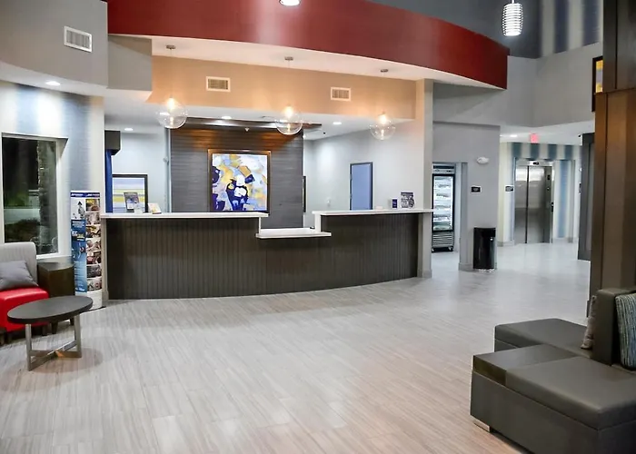 Del-Mar Airport Inn & Suites