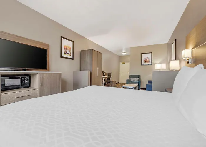 Best Western Plus Lake Elsinore Inn & Suites