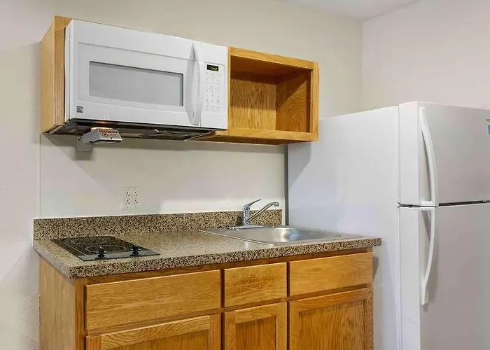 Extended Stay America Select Suites - Cleveland - Airport