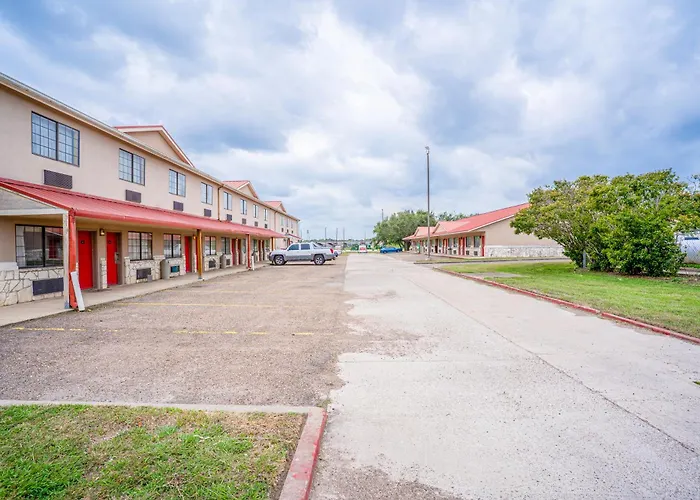 Days Inn & Suites By Wyndham Beeville