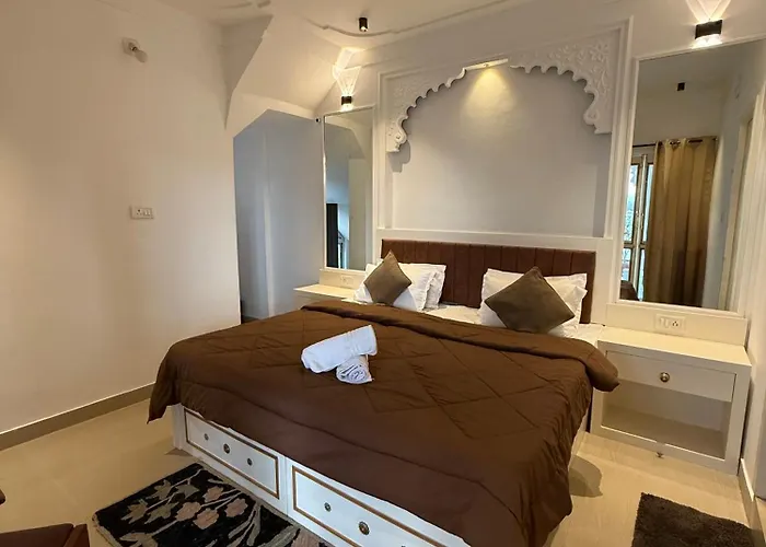 Peacock Guest House - Lake View Hotel In Udaipur
