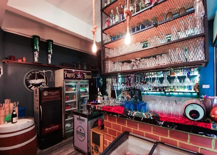 Oyo 1103 Pirates House Hotel