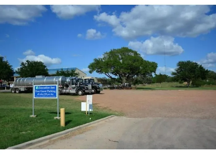 Hotel O Executive Inn & Suites Cuero Hwy 87
