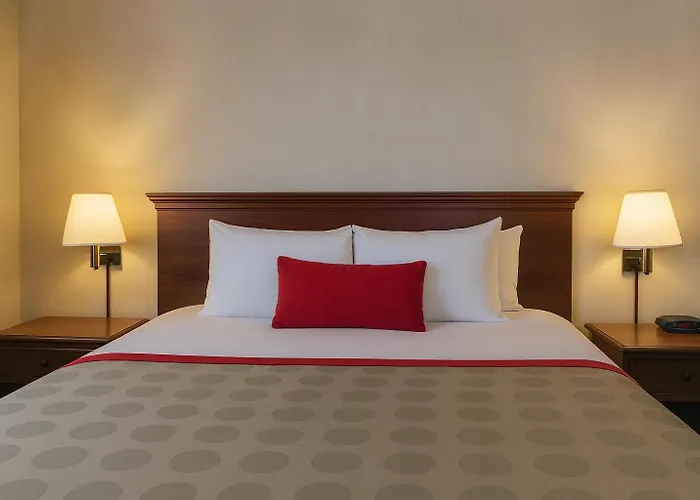 Ramada By Wyndham Hawthorne/Lax
